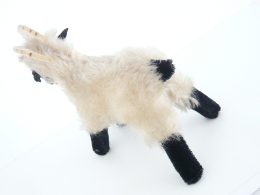 Steinbock aus Mohair blond und schwarz