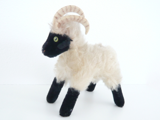 Steinbock aus Mohair blond und schwarz