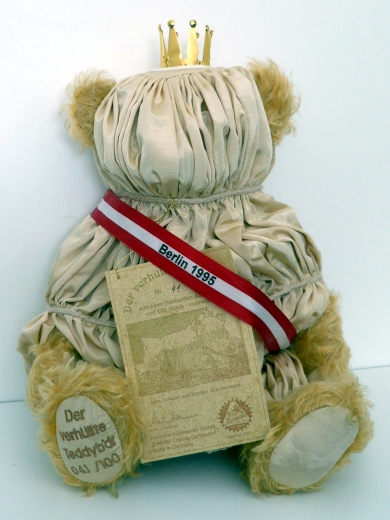 The Veiled Teddy Bear, Berlin 1995