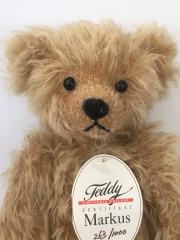 Teddybär „Markus“ von Designerin Helga Schepp